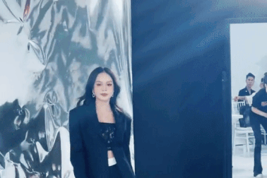 Hoa hậu Thanh Thủy mặc gợi cảm, đi chân trần thị phạm catwalk