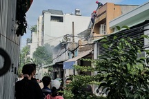 Cháy kho vải trong hẻm ở TPHCM, nhiều người dân tháo chạy ra ngoài
