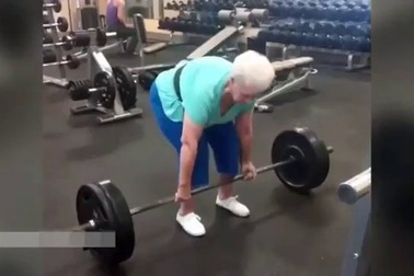 Cụ bà 78 tuổi vẫn nâng tạ hơn trăm kg hàng ngày