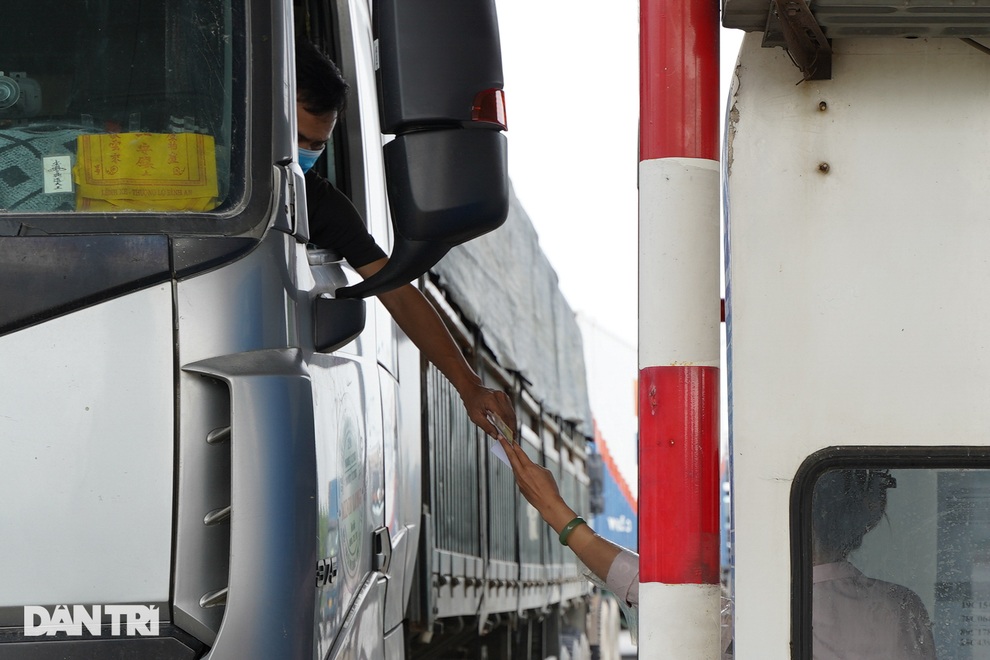 Tài xế bức xúc việc trả phí cao tốc khi phải quay xe không được vào Hà Nội - 4 Tài xế bức xúc việc trả phí cao tốc khi phải quay xe không được vào Hà Nội - 4