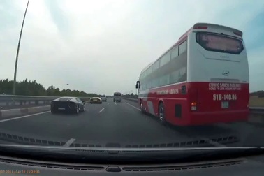 Chỉ có ở Việt Nam: Trên cao tốc, Lamborghini thua cả xe khách 45 chỗ