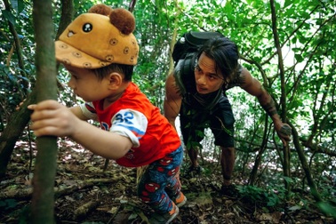 Cậu bé 22 tháng tuổi cùng bố "băng rừng" chinh phục hang động ở đảo Cát Bà