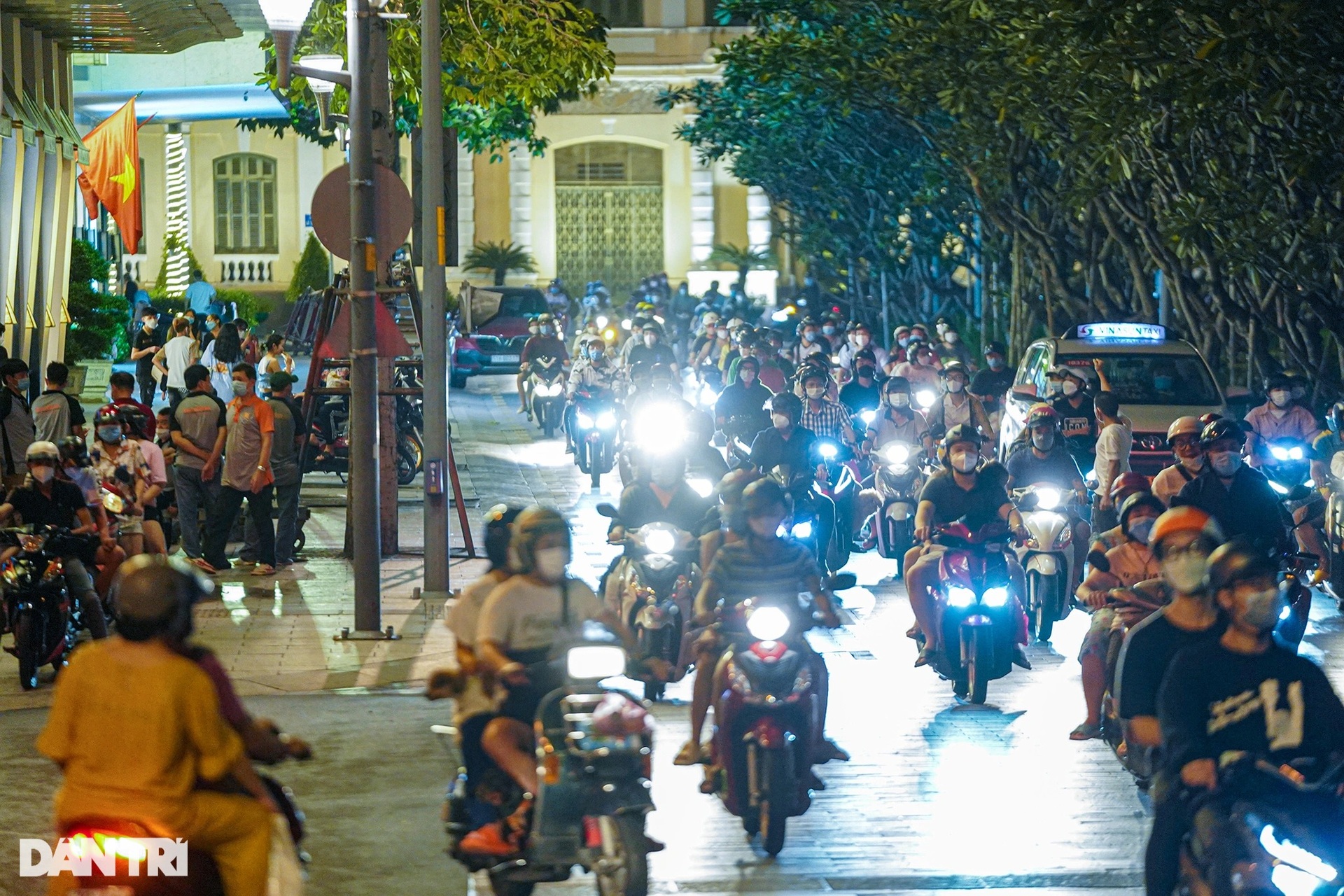 Phố đi bộ Nguyễn Huệ nhộn nhịp ngày cuối tuần khi TPHCM mở cửa - 7