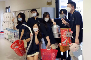 Học sinh, sinh viên đua nhau theo trào lưu "Ngày không dùng cặp sách"