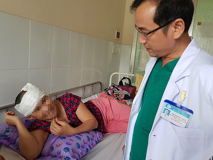 Bệnh nhân phải cắt lọc hoại tử ghép da sau khi bỏng da đầu do uốn tóc. Ảnh: Lê Phương.