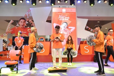 Tín đồ mua sắm tranh tài săn Deal trực tiếp tại sự kiện của Shopee