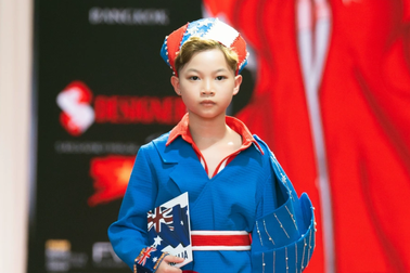 Người mẫu nhí Phong Thiên lần đầu trình diễn tại Thái Lan