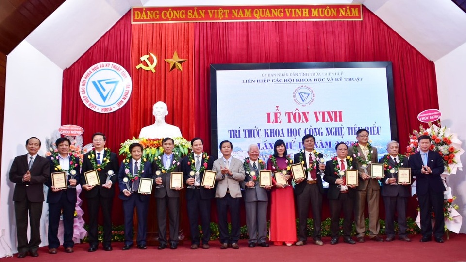 Tôn vinh 12 nhà khoa học tiêu biểu Thừa Thiên Huế - 1 Tôn vinh 12 nhà khoa học tiêu biểu Thừa Thiên Huế - 1