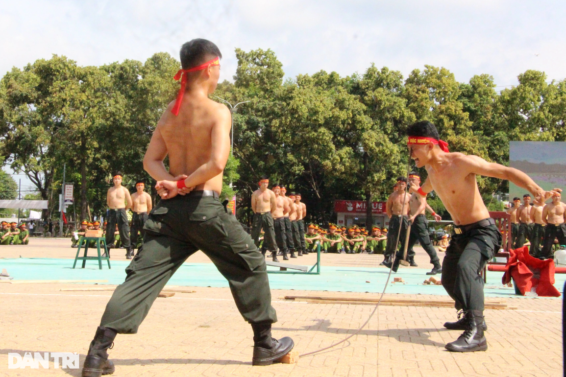 Chiến sĩ công an dùng mắt, yết hầu uốn cong thanh sắt - 10 Chiến sĩ công an dùng mắt, yết hầu uốn cong thanh sắt - 10