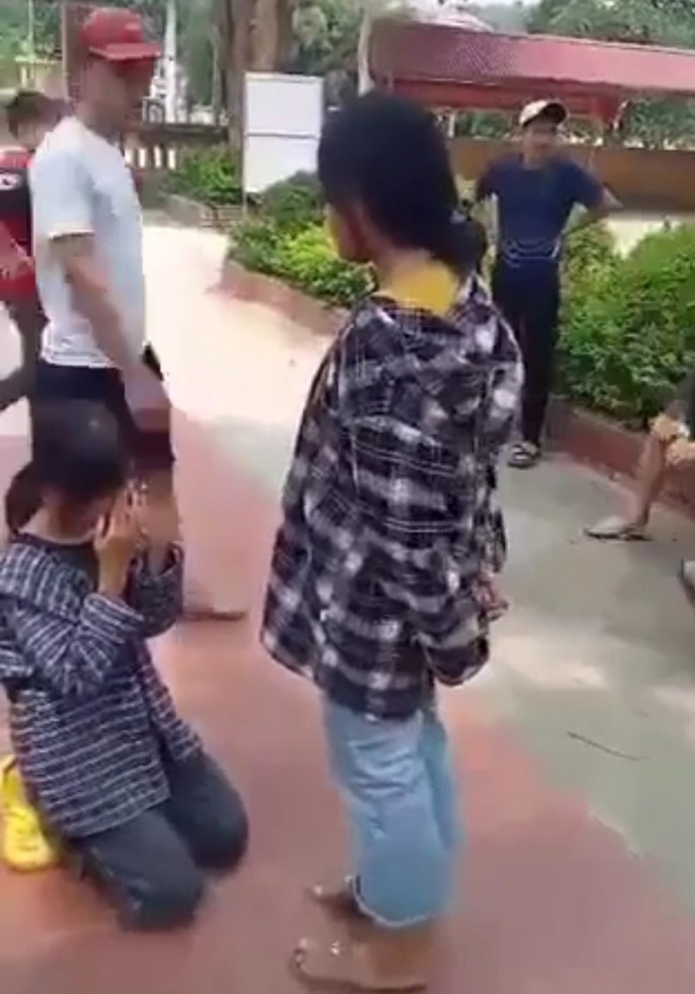 Phẫn nộ nữ sinh cấp 2 bị anh trai bạn tát, bắt quỳ gối ở sân trường - 2