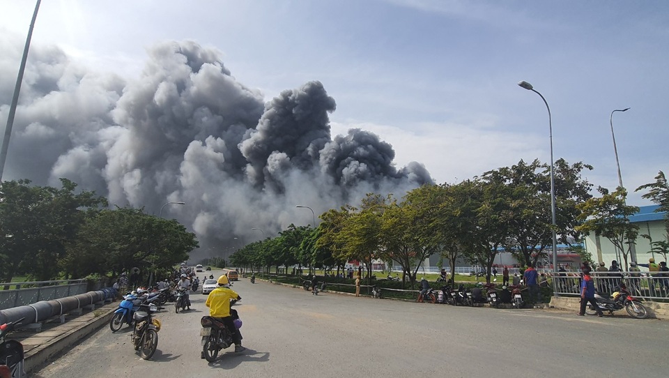Đang cháy cực lớn trong khu công nghiệp Hiệp Phước - 4 Đang cháy cực lớn trong khu công nghiệp Hiệp Phước - 4