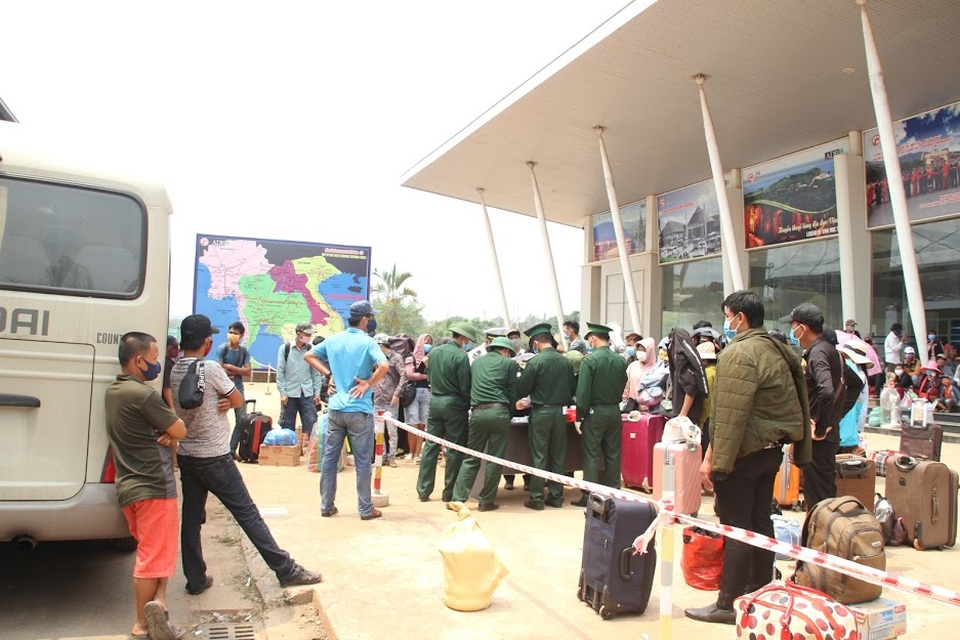 Bộ đội căng mình nơi cửa khẩu đón công dân từ Lào trở về - 1 Bộ đội căng mình nơi cửa khẩu đón công dân từ Lào trở về - 1