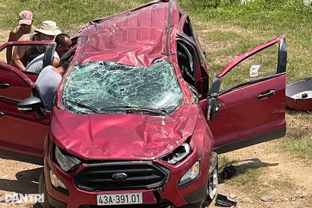 Xe ô tô mất lái lao xuống cầu, người dân phá cửa cứu 2 mẹ con mắc kẹt - 3