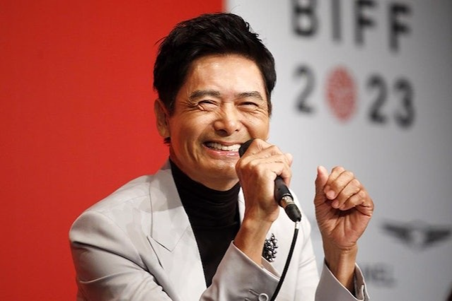 Chow Yun Fat: In dem Alter, in dem er keine Angst vor dem Tod hat, wird er sein gesamtes Vermögen für wohltätige Zwecke verwenden - 1 Châu Nhuận Phát: Đến tuổi chẳng sợ chết, dùng toàn bộ tài sản làm từ thiện - 1