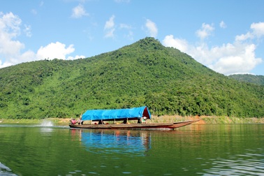 Khám phá lòng hồ thủy điện Bản Vẽ