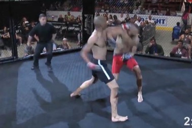 Võ sĩ đấm đối thủ bất tỉnh chỉ sau… 4 giây