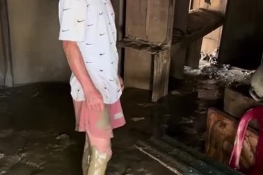 Người đàn ông bật khóc trong căn nhà lấm lem bùn đất sau cơn lũ