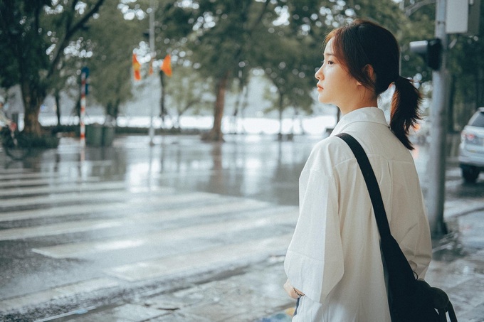 Cô gái bất ngờ được chú ý sau loạt ảnh chụp lén của chàng thiếu uý công an khi đang trú mưa - Ảnh 3. Cô gái bất ngờ được chú ý sau loạt ảnh chụp lén của chàng thiếu uý công an khi đang trú mưa - Ảnh 3.