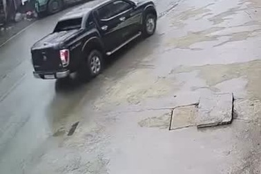 Ô tô con dừng đột ngột giữa đường, hai xe tải gánh họa