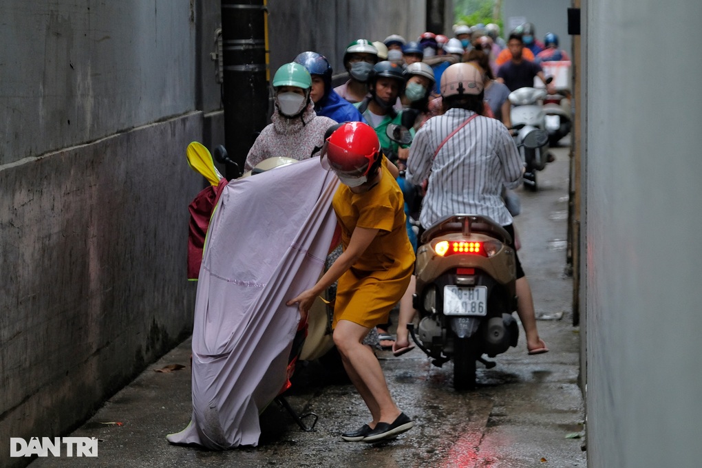 Mưa lớn giờ cao điểm, nhiều tuyến phố Hà Nội ùn tắc - 5 Mưa lớn giờ cao điểm, nhiều tuyến phố Hà Nội ùn tắc - 5