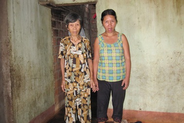 Khốn khổ mẹ già nơm nớp sợ con đánh