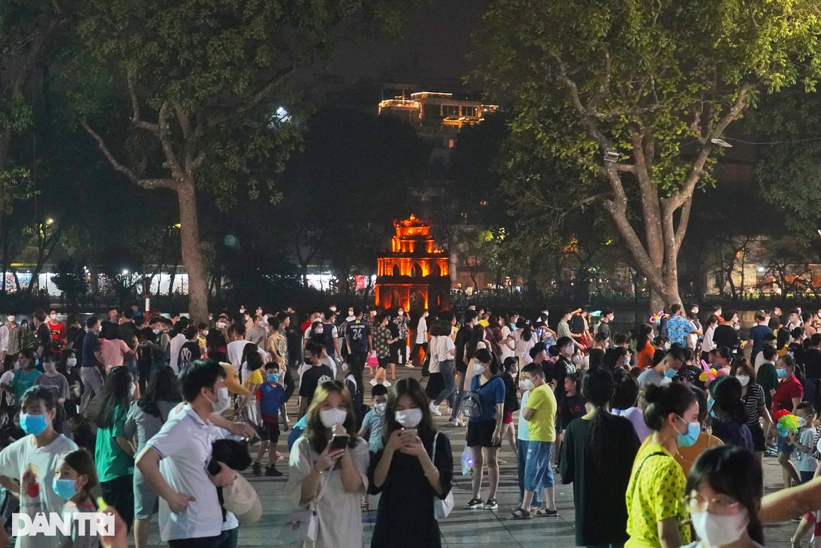 Đường phố, công viên, hàng quán ở Hà Nội đông nghịt thời hậu Covid - 8 Đường phố, công viên, hàng quán ở Hà Nội đông nghịt thời hậu Covid - 8