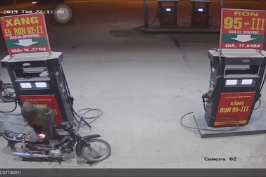 Nam thanh niên bật lửa soi bình xăng, kết quả chiếc xe cháy rụi