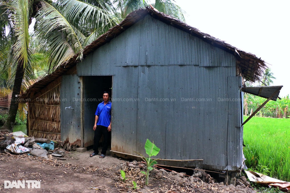 Nhà cháy rụi, vợ bỏ đi, người đàn ông nuôi con trong căn chòi tạm - 1 Nhà cháy rụi, vợ bỏ đi, người đàn ông nuôi con trong căn chòi tạm