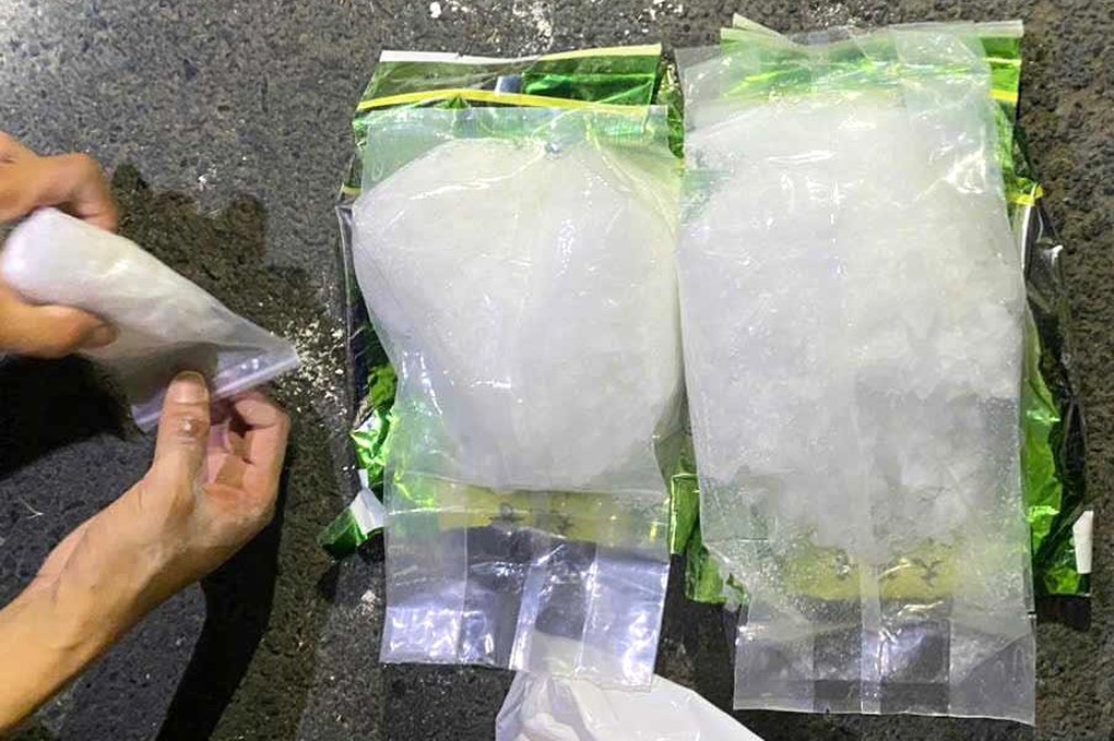 Hai người đàn ông mua hơn 2kg ma túy đá ở TPHCM về Cà Mau tiêu thụ - 1 Hai người đàn ông mua hơn 2kg ma túy đá ở TPHCM về Cà Mau tiêu thụ - 1
