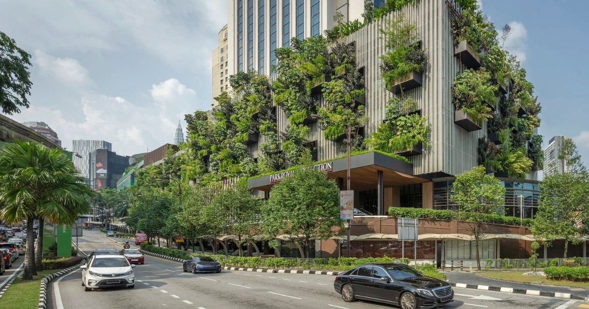 Sân thượng của khách sạn cũng được trồng tới hàng trăm loại cây khác nhau.