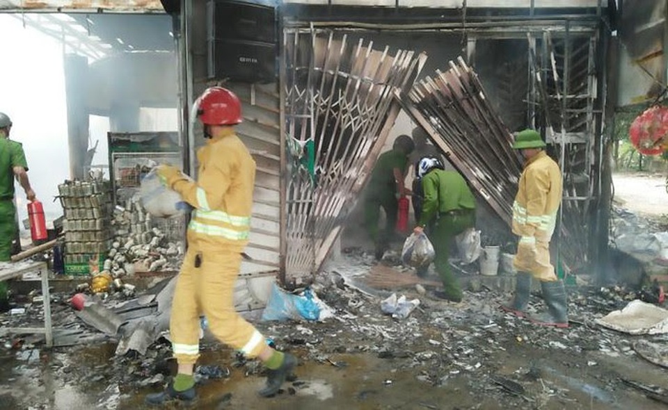 Cửa hàng tạp hóa bốc cháy giữa trưa, hơn 1 tỷ đồng ra tro - 1