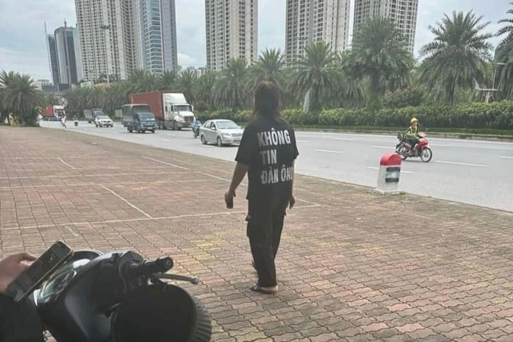 Hà Nội: Cô gái mặc áo không tin đàn ông trèo lên lan can đường Vành đai 3 - 3 Hà Nội: Cô gái mặc áo không tin đàn ông trèo lên lan can đường Vành đai 3 - 3
