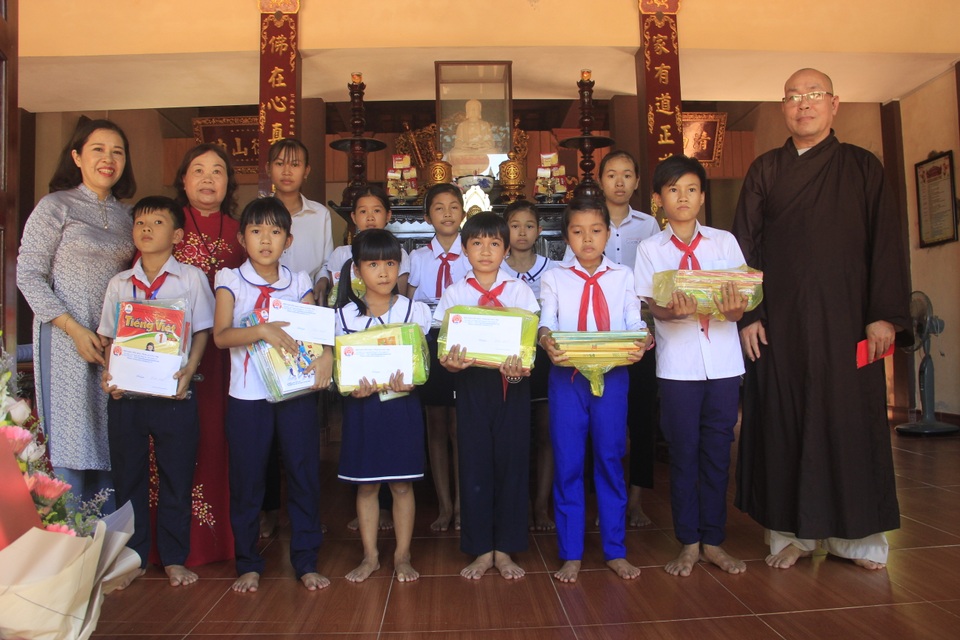 Tuyên dương, khen thưởng học sinh lọt vào chung kết năm Olympia - 3 Tuyên dương, khen thưởng học sinh lọt vào chung kết năm Olympia - 3