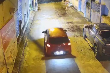 Hi hữu lái nhầm ô tô người khác do trời tối