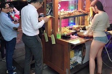 Quán ăn vỉa hè đông khách đột biến nhờ cô gái bán hàng siêu nóng bỏng