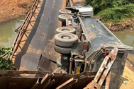 Ô tô chở cát gây sập cầu dân sinh ở Bình Phước