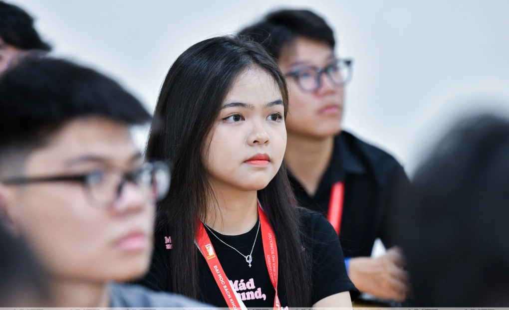 - استقطاب ما لا يقل عن 2000 محاضر متميز من الخارج لتحقيق إنجازات تعليمية - 1 Tuyển dụng ít nhất 2.000 giảng viên giỏi từ nước ngoài để đột phá giáo dục - 1