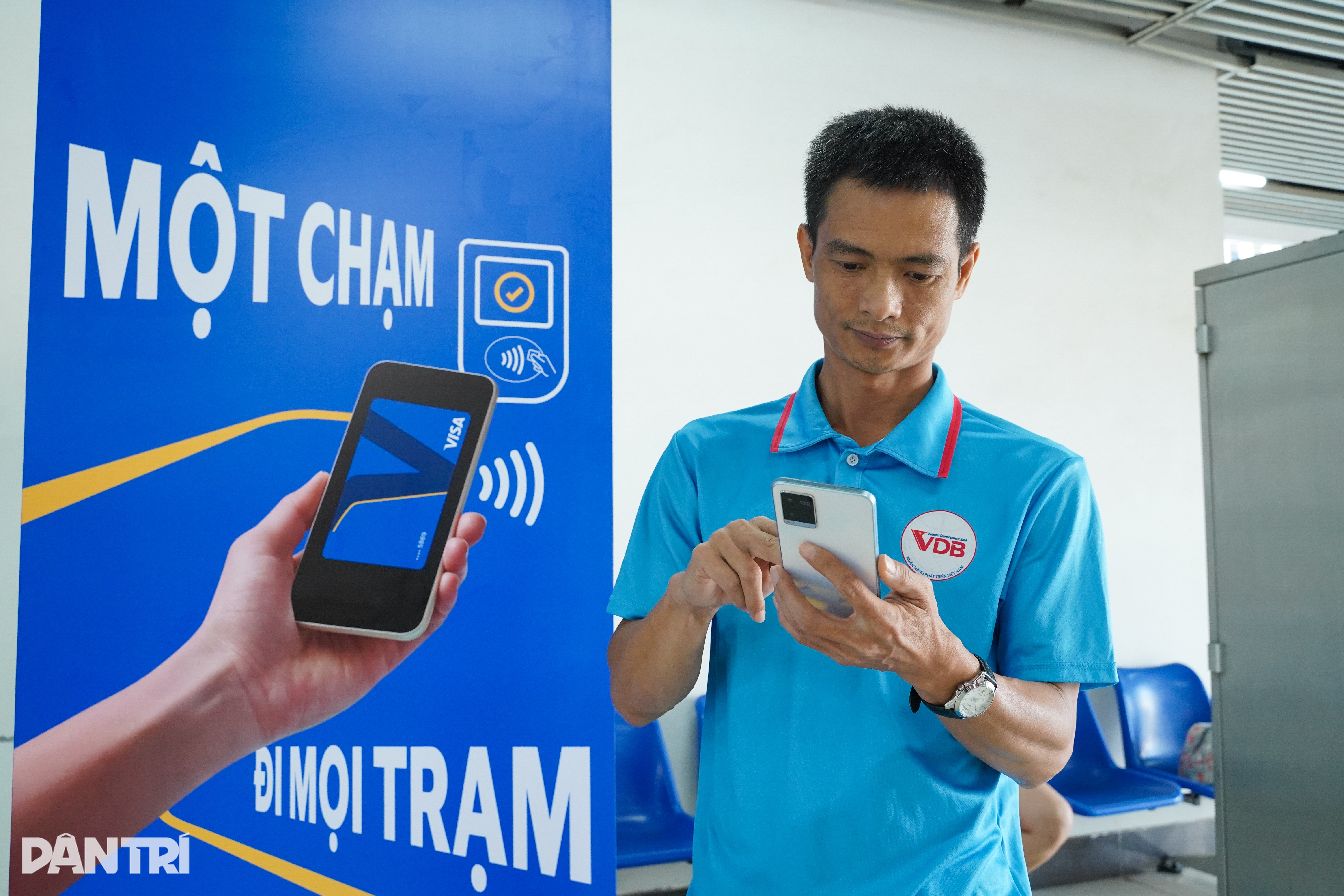 Người Hà Nội thích thú đi metro sinh trắc học một chạm đến mọi ga - 4