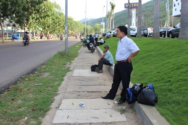 Rình chồng ngoại tình, bị cướp sạch nữ trang