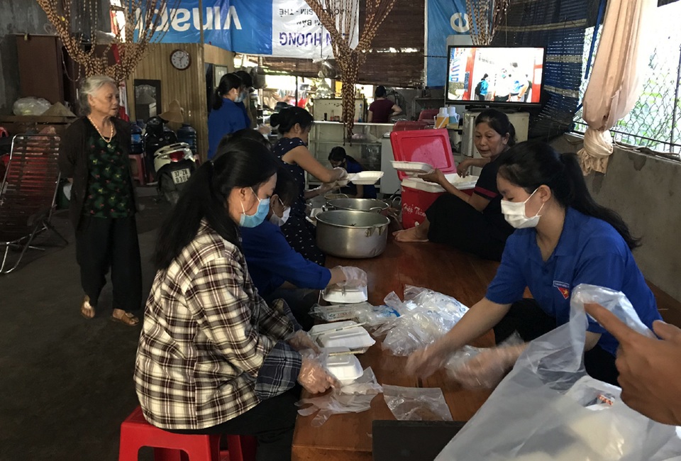 Thanh niên tình nguyện chăm lo thí sinh rẻo cao “no bụng thi tốt - 3 Thanh niên tình nguyện chăm lo thí sinh rẻo cao “no bụng thi tốt - 3