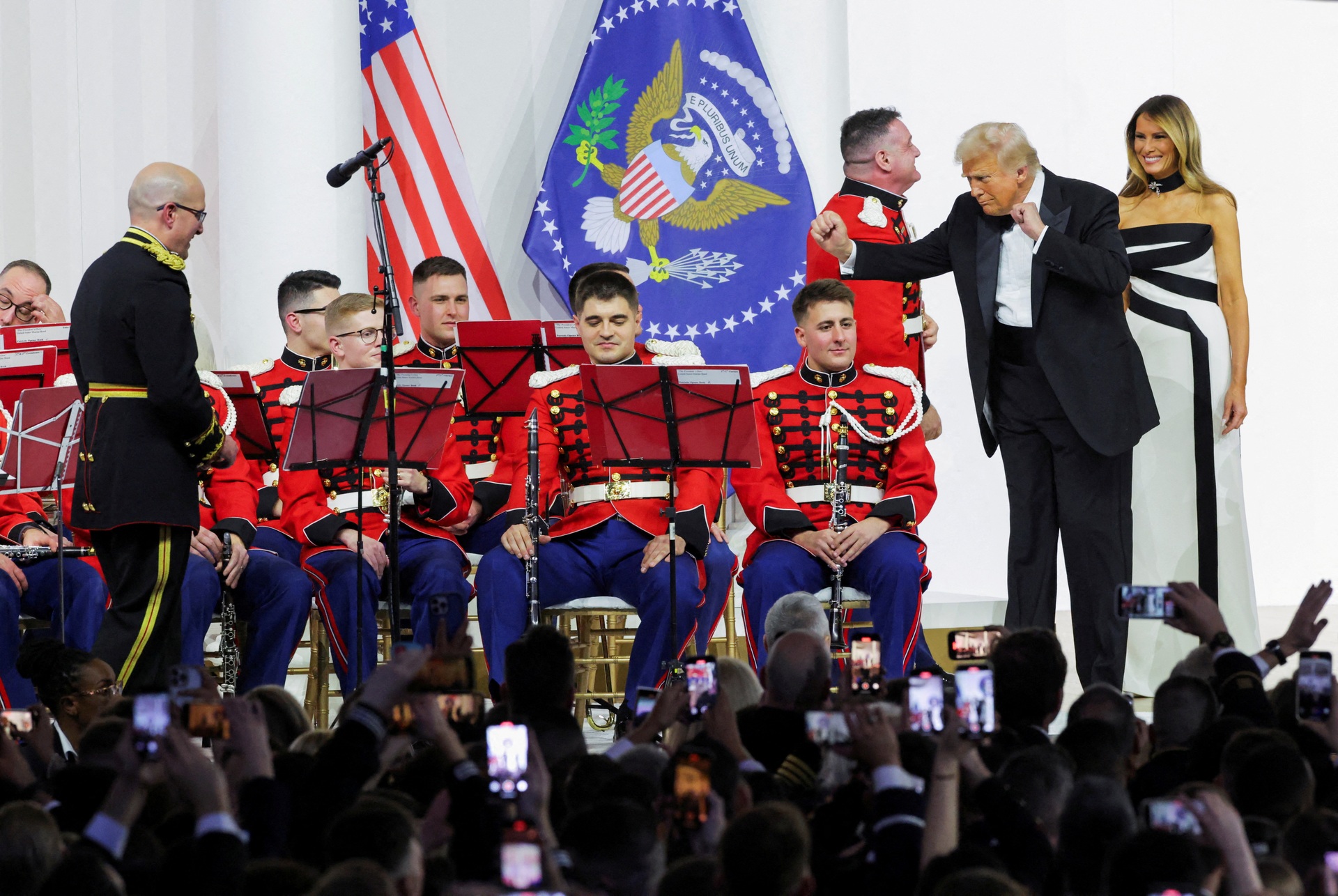 Ông Trump khiến mật vụ Mỹ thót tim khi nhảy múa với thanh kiếm quân sự - 4 Ông Trump khiến mật vụ Mỹ thót tim khi nhảy múa với thanh kiếm quân sự - 4