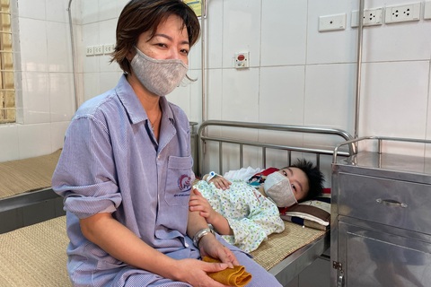 3 mẹ con cùng nằm viện vì sốt xuất huyết
