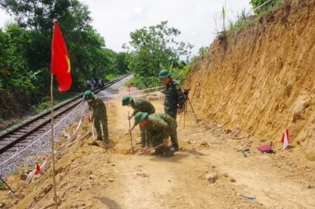 Phát hiện bom khủng nằm sát ray đường sắt Bắc - Nam - 1 Phát hiện bom khủng nằm sát ray đường sắt Bắc - Nam - 1