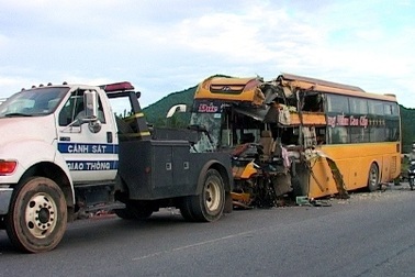 4 ô tô tông nhau, 5 người nhập viện