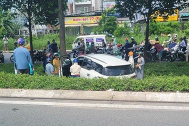 Ô tô lao khỏi đường tông cây xanh, người dân giải cứu tài xế ở TPHCM