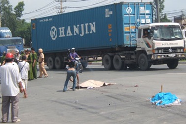 Hai chị em chết thảm dưới bánh xe tải