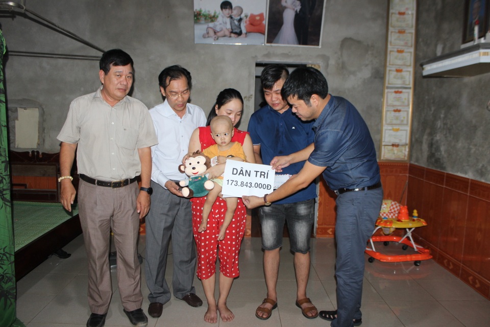 Bạn đọc giúp đỡ cháu bé bị ung thư kép gần 174 triệu đồng - 3 Bạn đọc giúp đỡ cháu bé bị ung thư kép gần 174 triệu đồng - 3