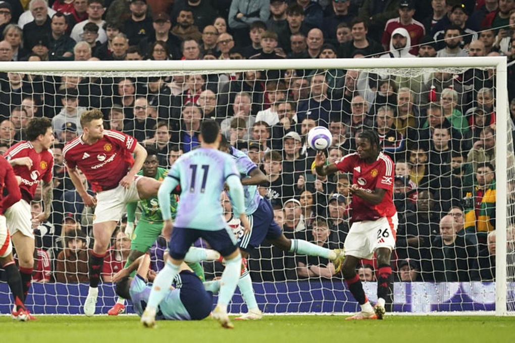 Vì sao Man Utd thoát phạt đền ở cuối trận gặp Arsenal? - 1 Vì sao Man Utd thoát phạt đền ở cuối trận gặp Arsenal? - 1