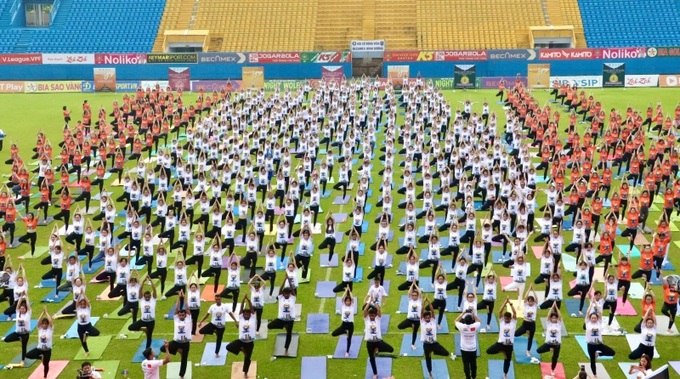 Hơn 1000 huấn luyện viên, hội viên tham gia đồng diễn tại Ngày Quốc tế Yoga Bình Dương.