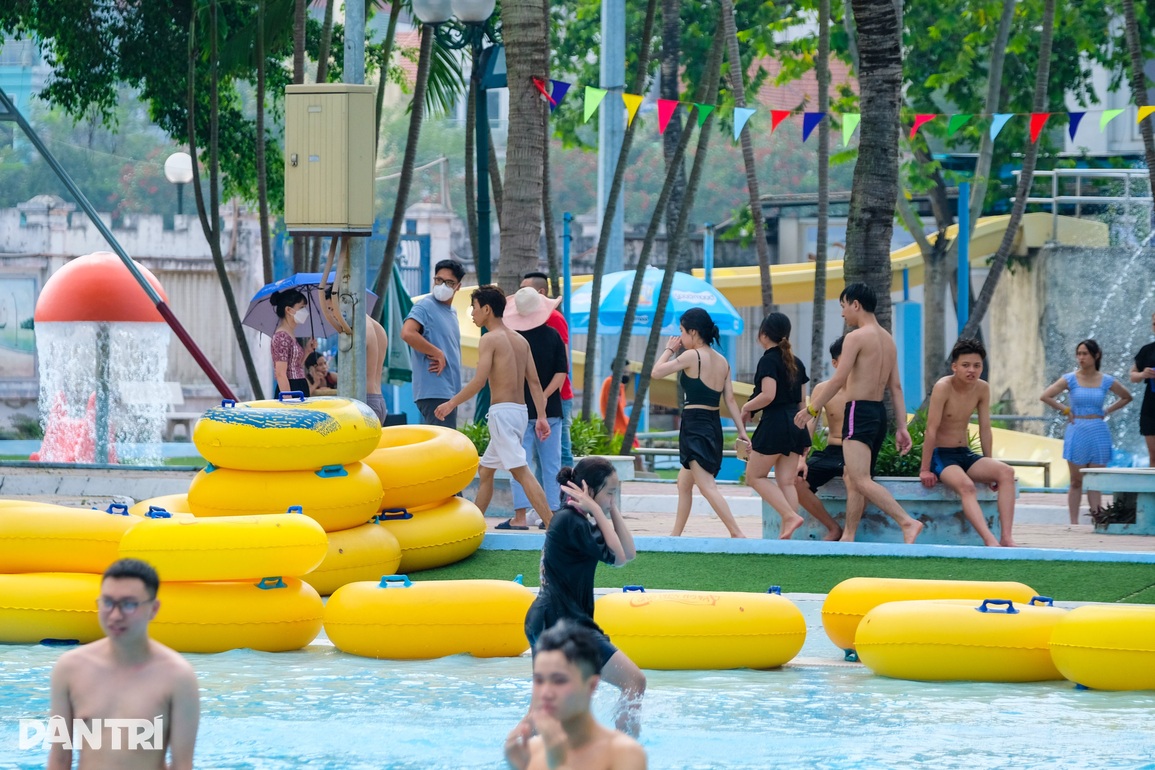 Người Hà Nội đổ xô tới công viên nước giải nhiệt cơn nóng bức đầu hè - 3 Người Hà Nội đổ xô tới công viên nước giải nhiệt cơn nóng bức đầu hè - 3